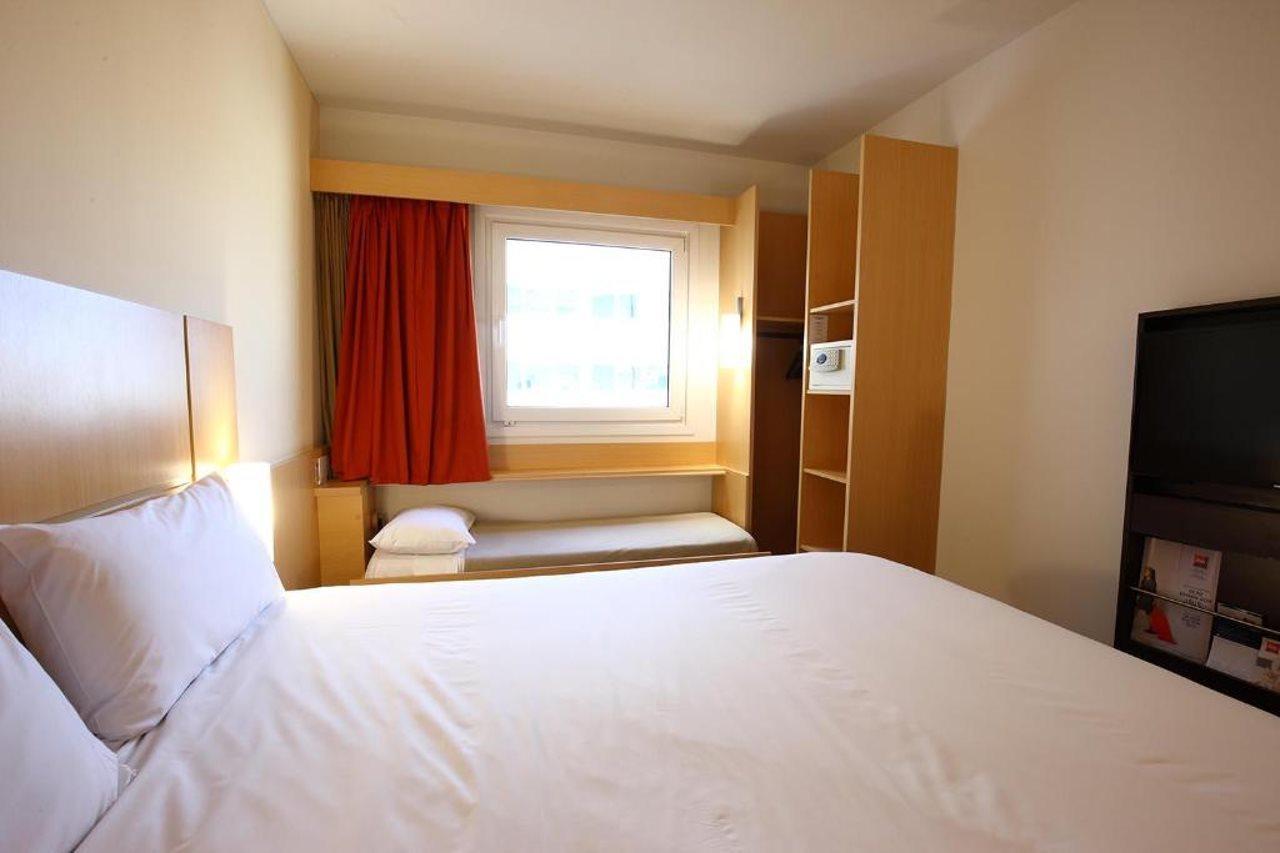 Отель Ibis Buenos Aires Obelisco Экстерьер фото