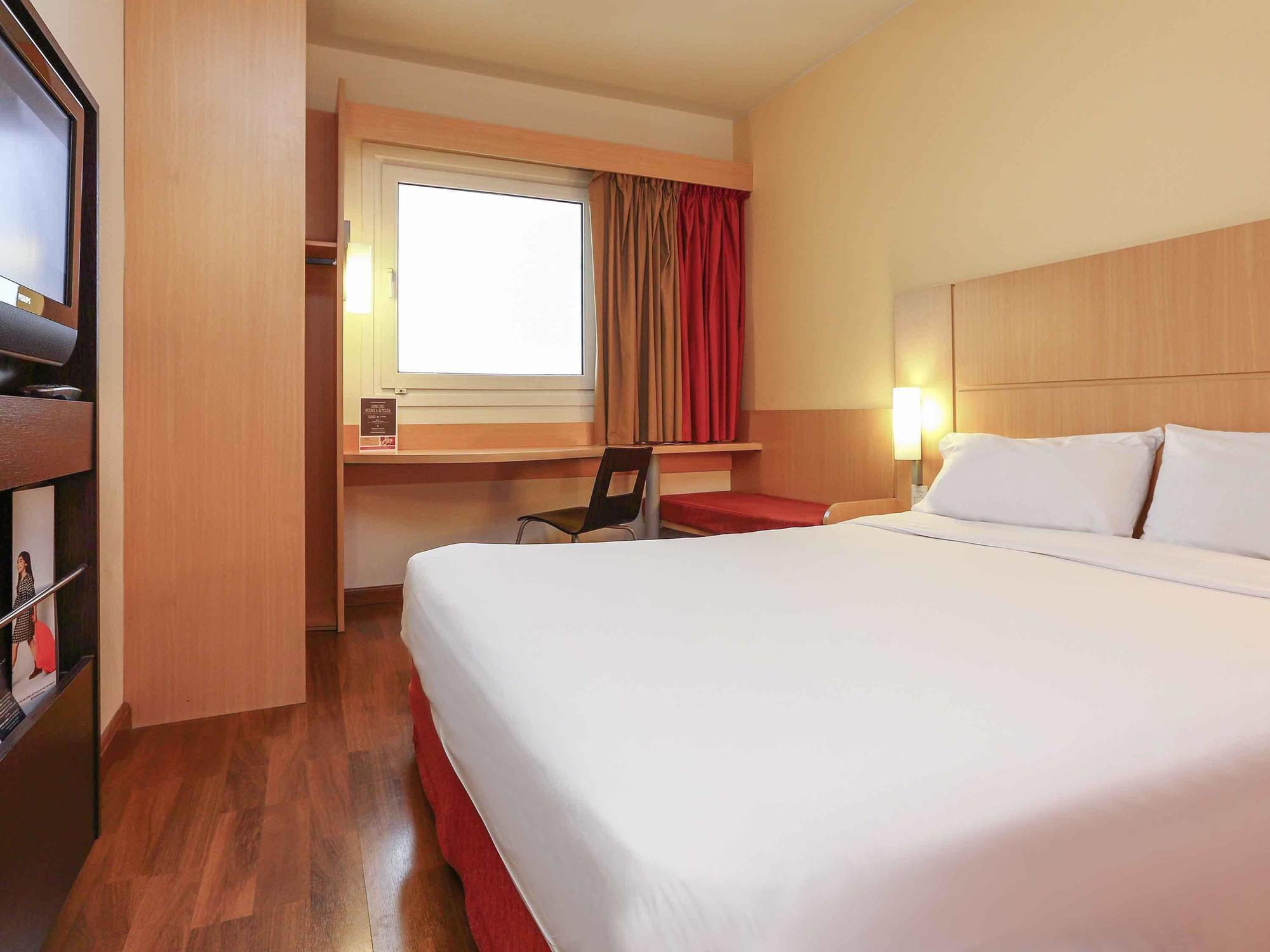 Отель Ibis Buenos Aires Obelisco Экстерьер фото