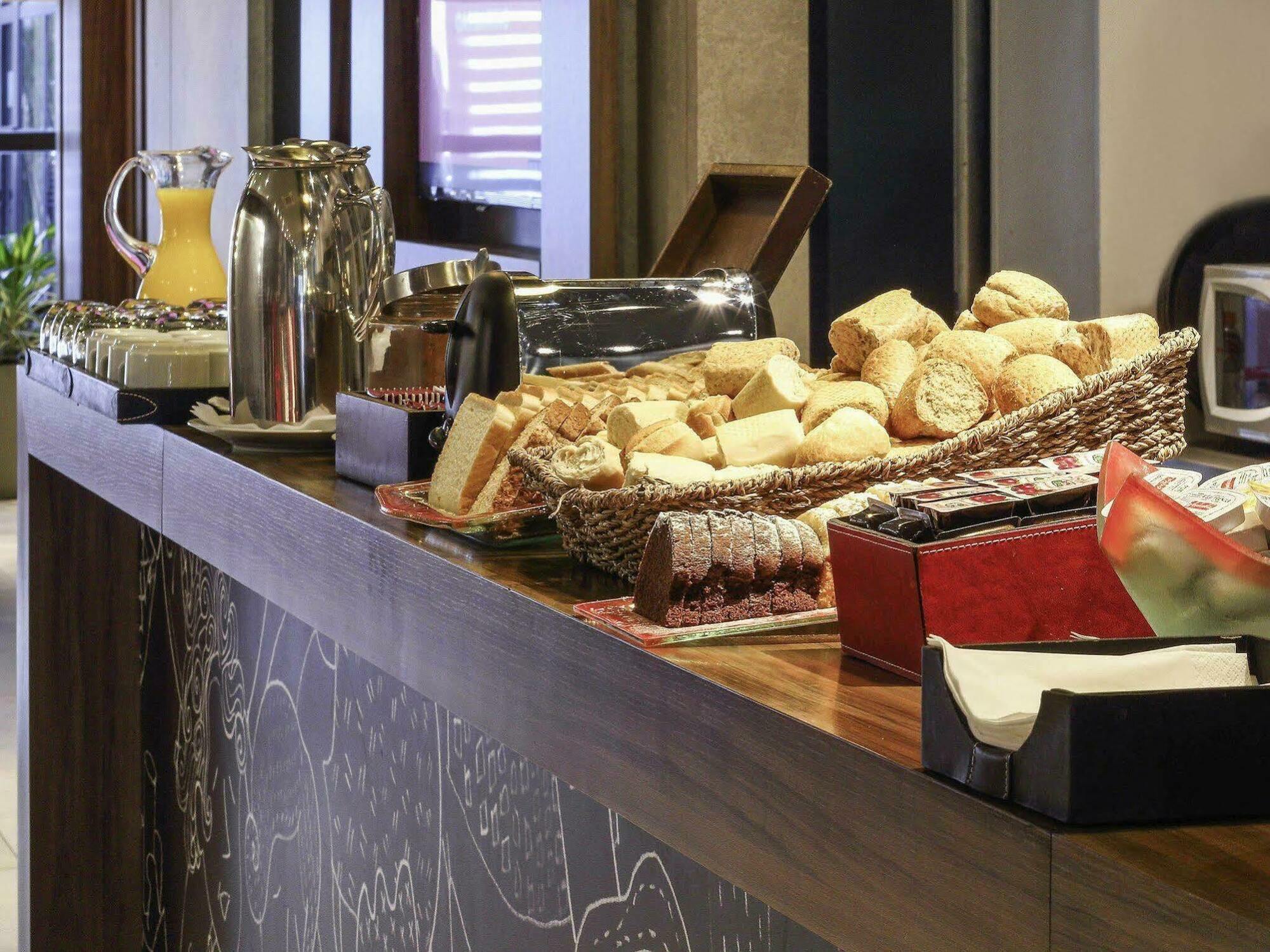 Отель Ibis Buenos Aires Obelisco Экстерьер фото